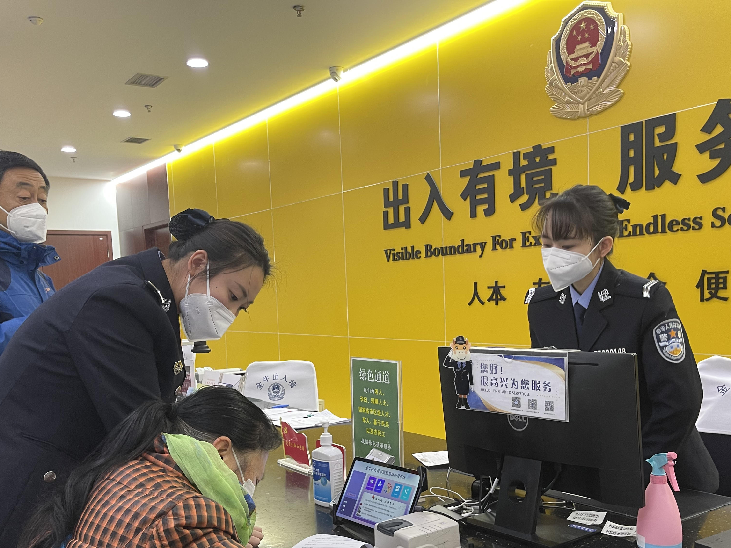 記者探訪|日均受理超300人次 成都出入境大廳辦證忙 出入境服務巧分流迎高峰